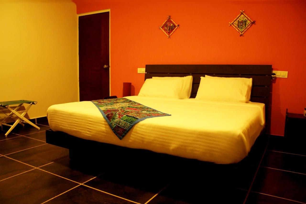 Rockville Hotel Султан Батери Екстериор снимка
